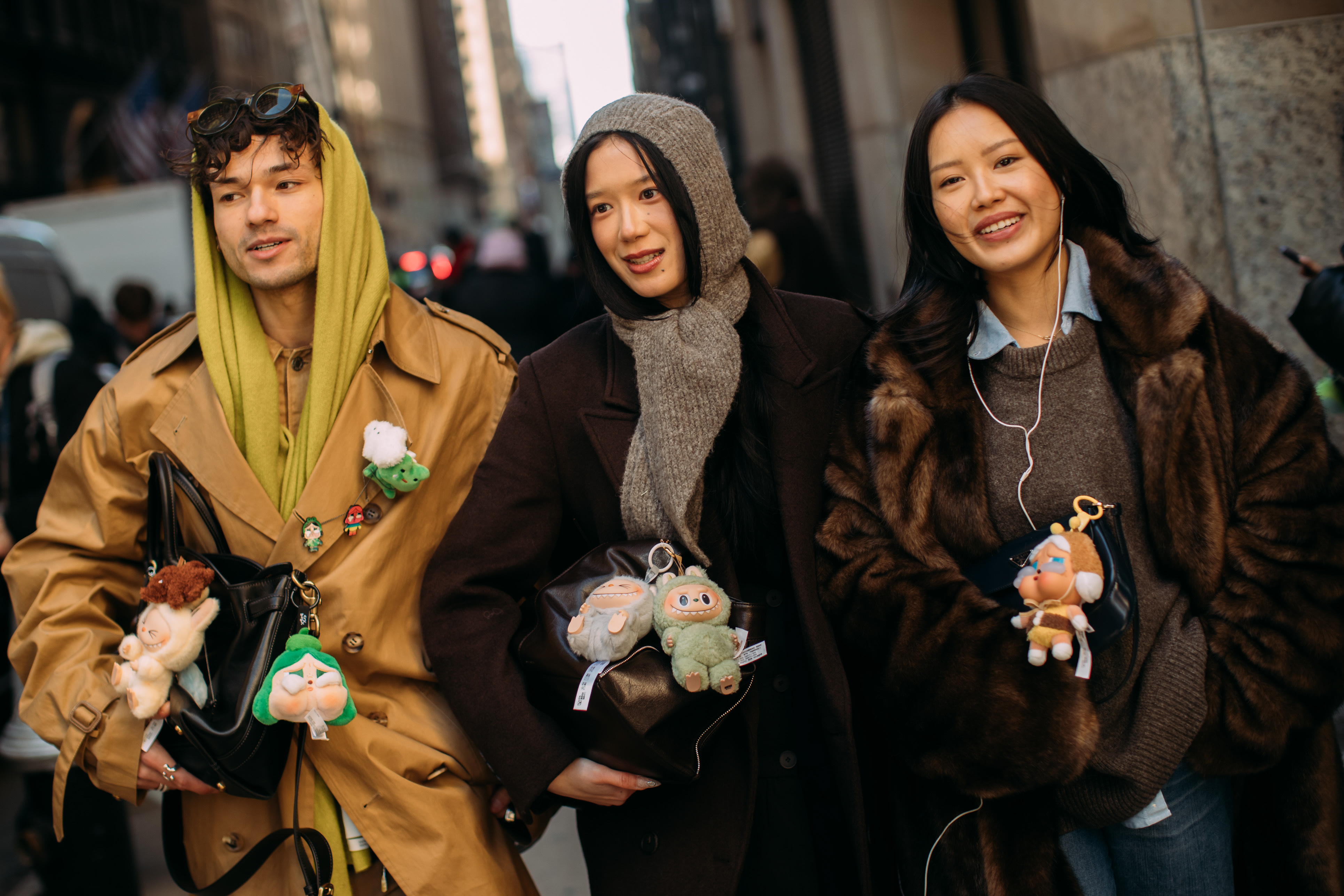 라부부 키링을 단 가방을 든 사람들